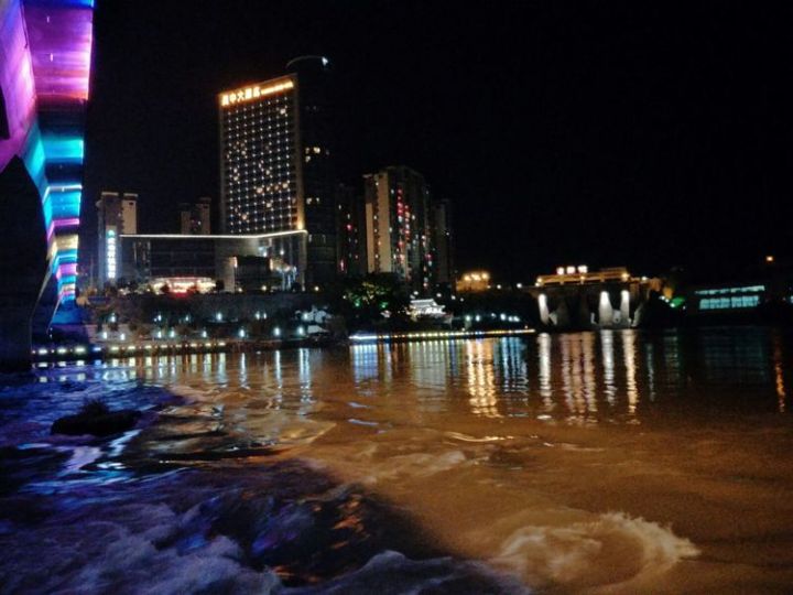 紫阳湖下的闽中大酒店夜