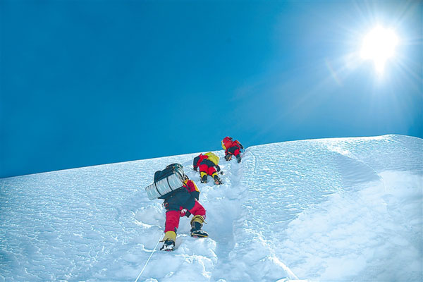 北大登山队成功登顶卓峰