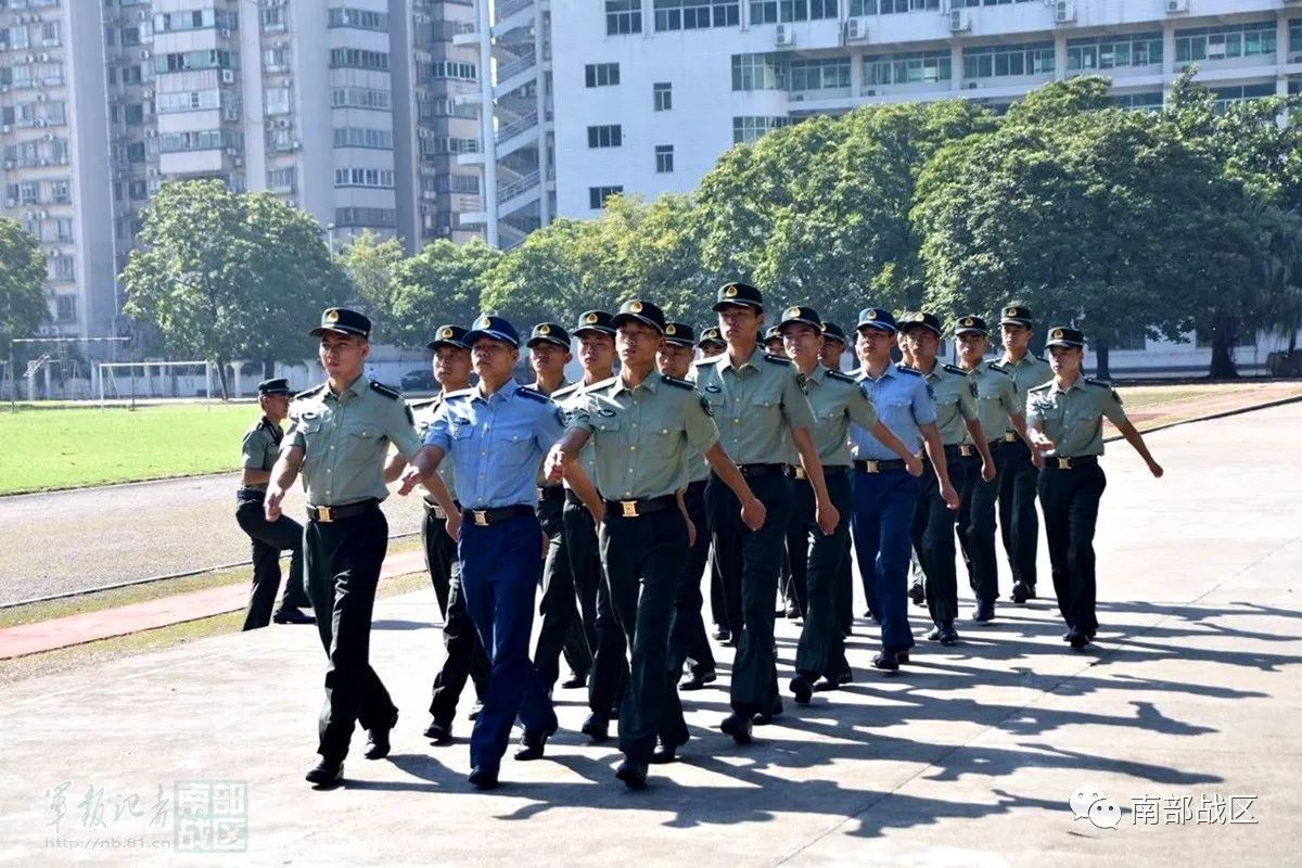 走进军校学员的多彩国庆生活