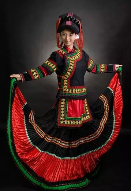 古雅纯朴的纳西族服饰是其传统文化的一朵奇葩.