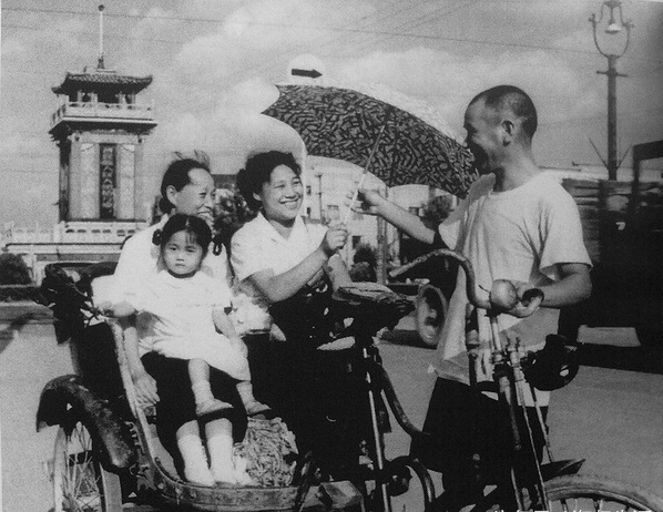 历史 正文  1953年中国百姓历史老照片:江苏南京街上,一个三轮车车夫