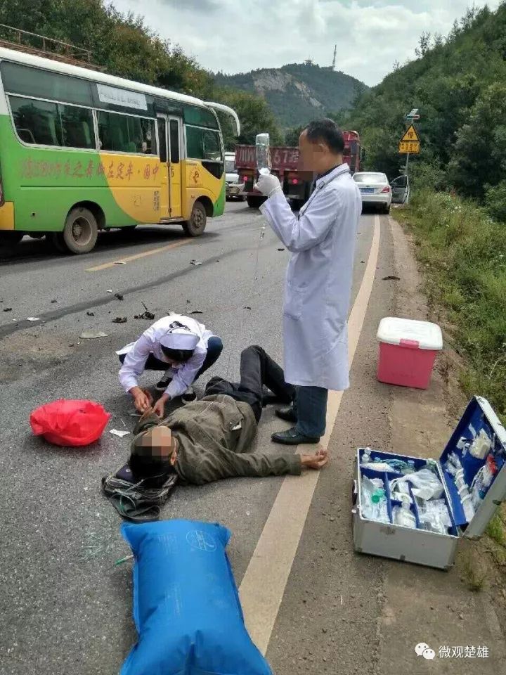 楚雄元双公路发生严重交通事故,车辆碎片撒了一地!