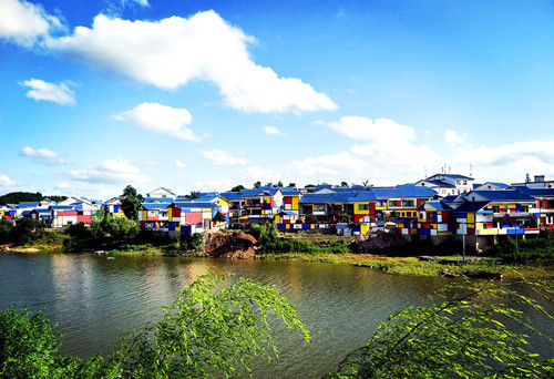 右二村与红枫湖风景区毗邻,是贵州省最大的苗圃基地,有樱花园,玉兰园