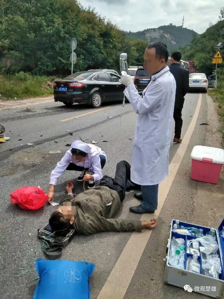 楚雄元双公路发生严重交通事故车辆碎片撒了一地
