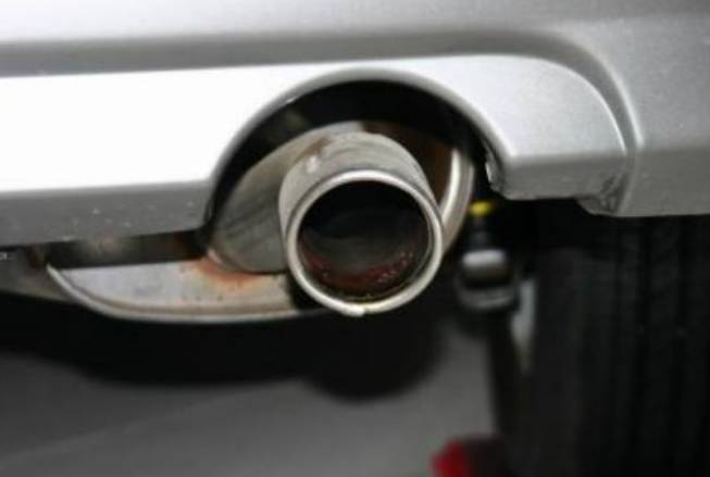 知道你的汽车排气管为什么滴水吗?这种情况就得小心啦