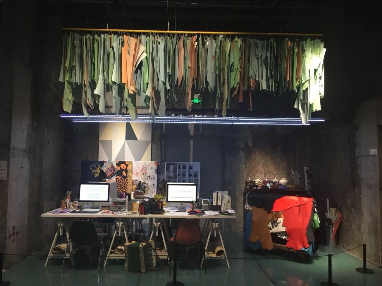 在他的工作室中,堆满了各种布料,样品,那些充满创意的服装,都从这里