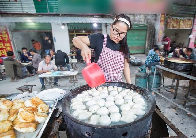 母女卖早餐月入3万多,现今买了一辆宝马x5,谁说卖早餐