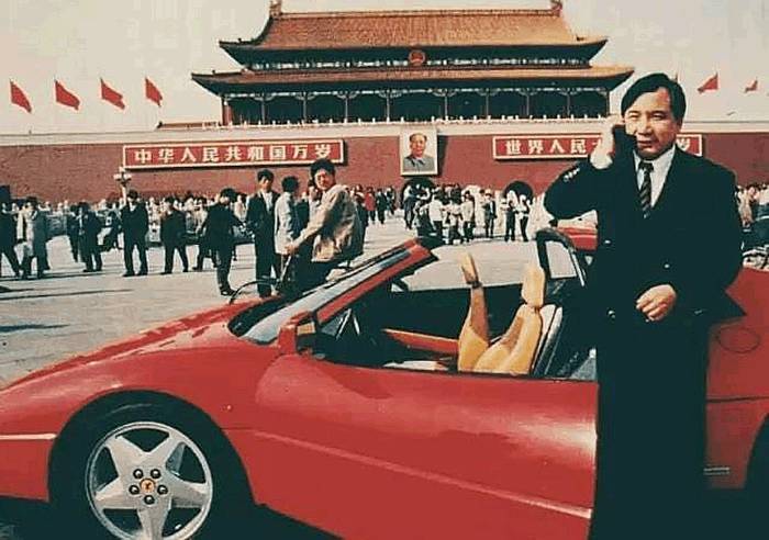 1992年,中国第一辆法拉利拥有者李晓华在北京