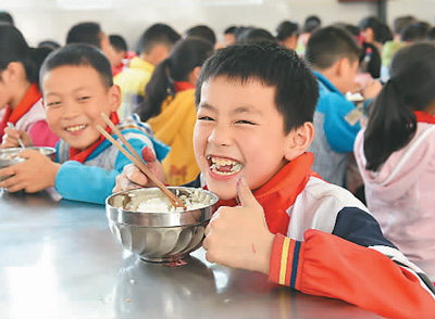 四川省三台县新生镇小学学生吃午餐.图片