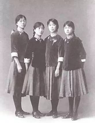 1916年,林徽因在培华女子中学开始接受英国贵族式的教育,优裕的生活