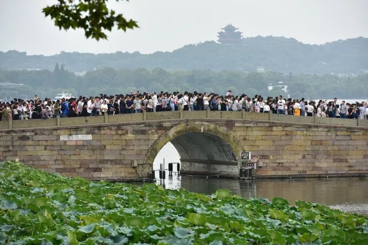 2017年10月3日,杭州迎来了旅游高峰,西湖断桥游客爆棚(图片来源