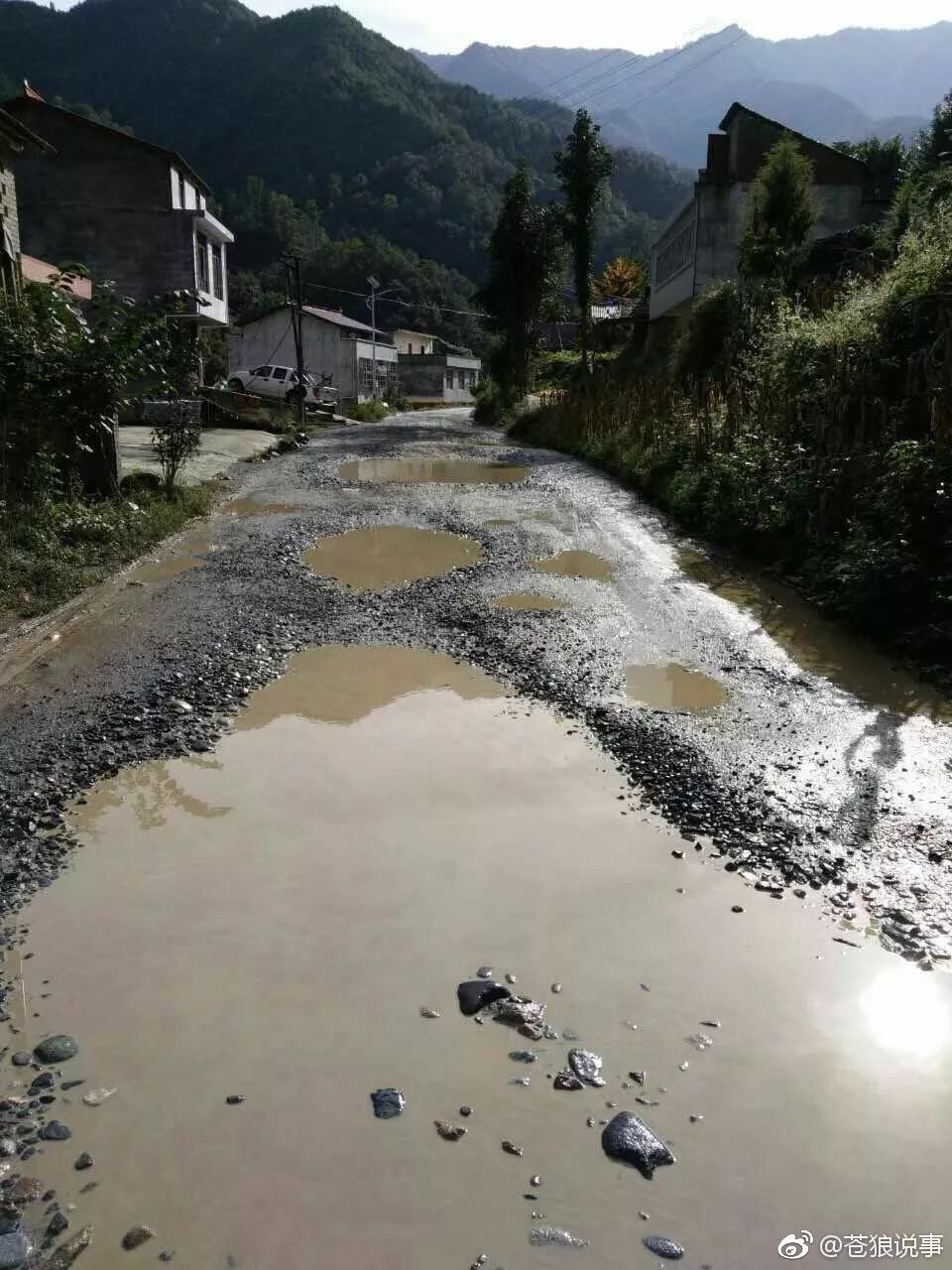 南郑县碑坝镇地处汉中盆地以南米仓山腹地,当年红四方面军由此入川