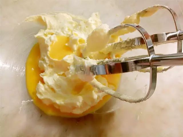 1,黄油室温软化加入砂糖,用电动打蛋器打至蓬松.