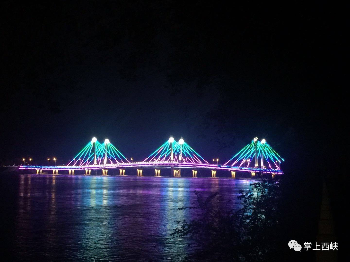 彩虹桥——灯与音乐共同打造出彩虹般的梦幻世界 | 建筑学院