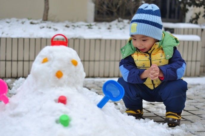 孩子却看到堆雪人,打雪仗