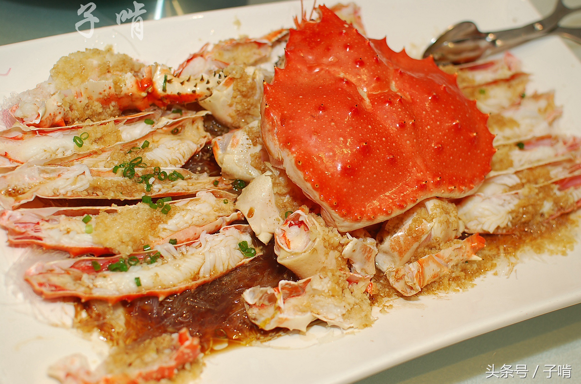 帝王蟹,也是蒜蓉粉丝蒸的,这个螃蟹2000多元,肉挺多