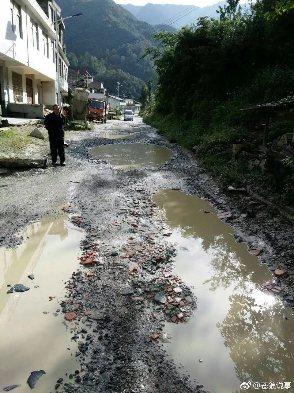 南郑县碑坝镇地处汉中盆地以南米仓山腹地,当年红四方面军由此入川