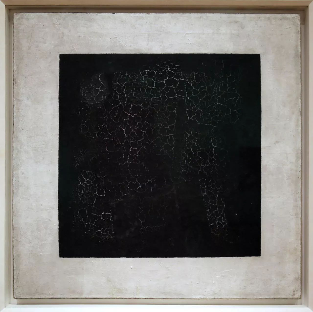 马列维奇的《黑方块》于1915 年首次展出,马列维奇称之为 第一幅至上