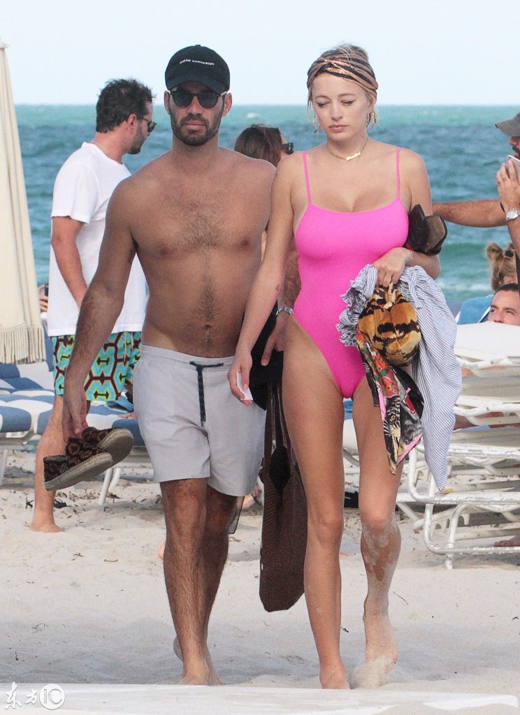 女星卡洛琳弗里兰海滩约会神秘男友,粉红色的泳装才是
