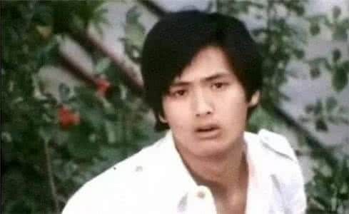 1975年,20岁的周润发出演了《江湖小子》和《大江南北》两个各为20集