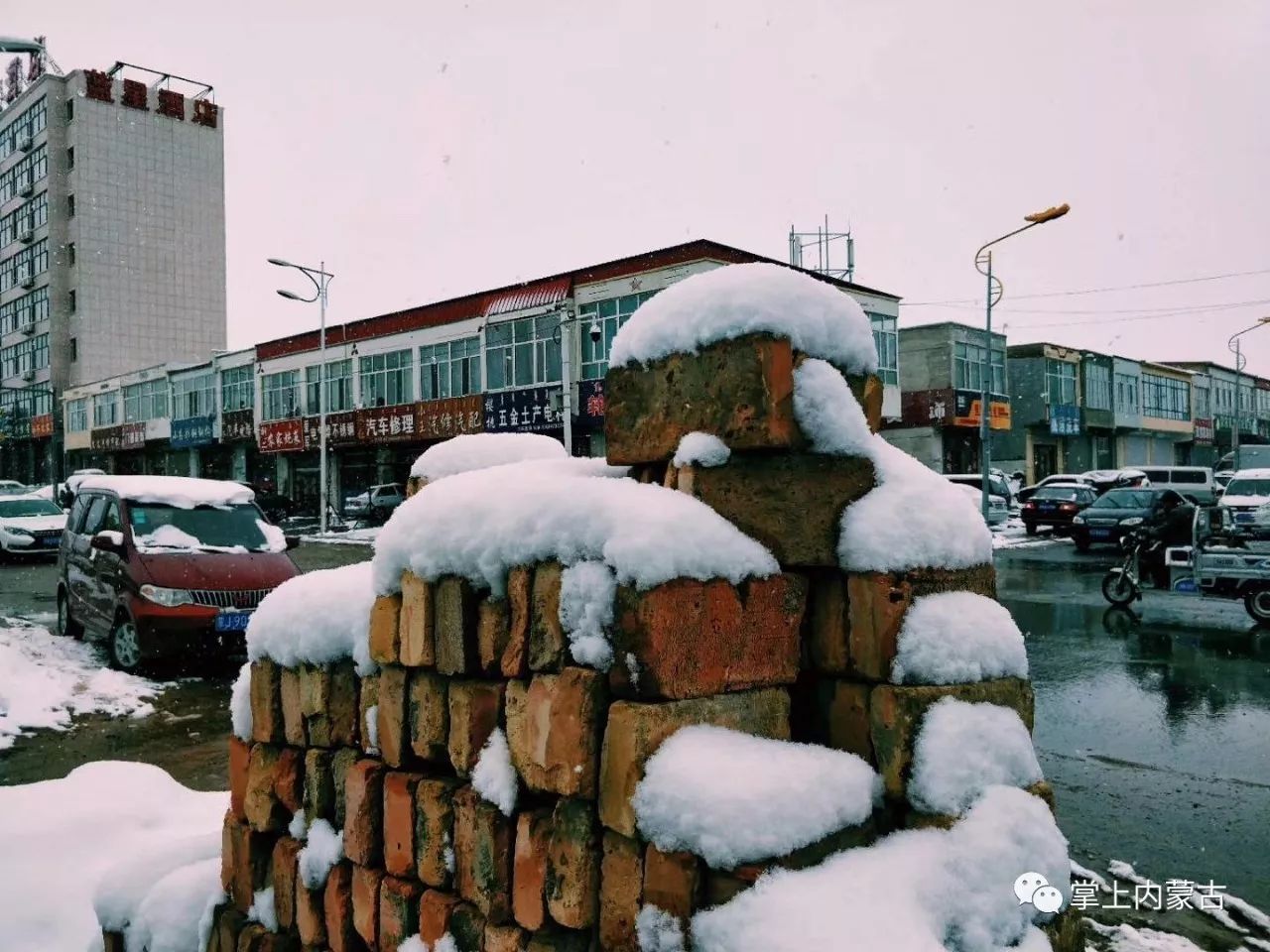 内蒙古呼伦贝尔四月降下大雪 四处银装素裹仿佛重回冬季