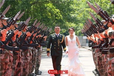 兵哥哥婚纱照_兵哥哥婚纱照卡通图片