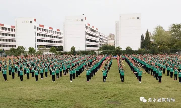 郑梁梅高级中学学生团体操《律动乒乓》