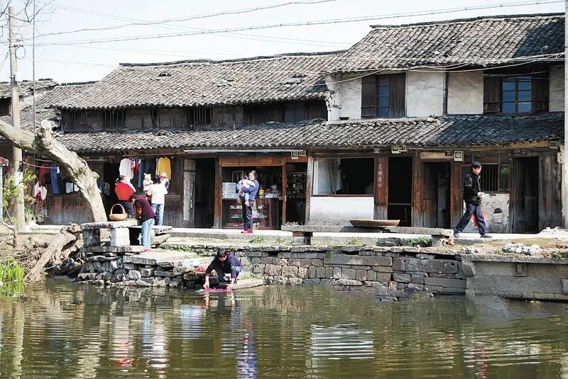 街边分布着一至二层的商铺建筑和宅院,胡,沈等世家大族聚族而居,每逢