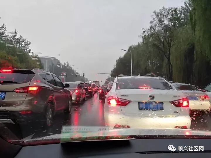 淘汰老旧柴油货运车 新建300个免费停车位 下雨堵车_搜狐汽车