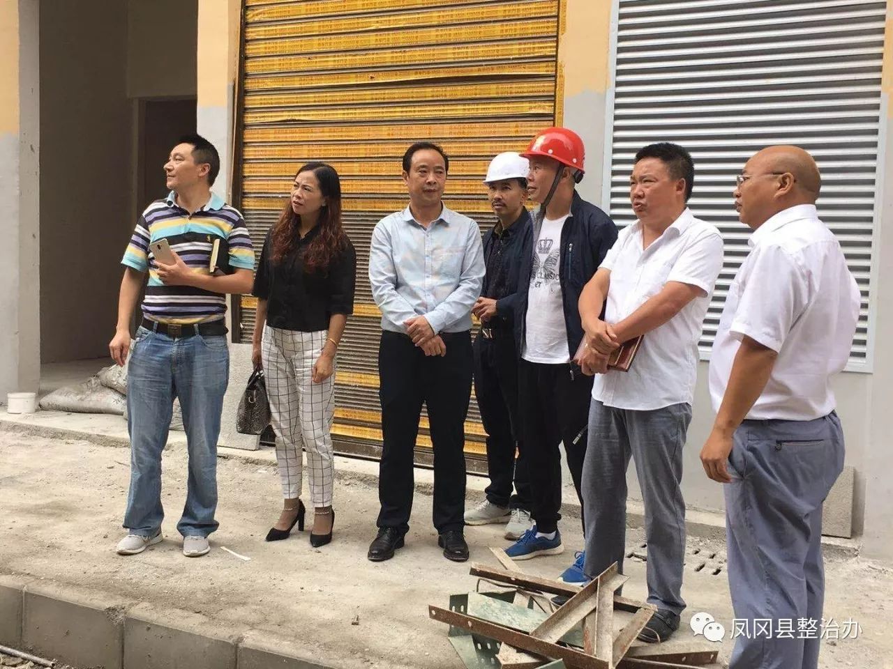 会后,何波在县创建办办公室通过"双创"天网视频监控分平台对城区重点