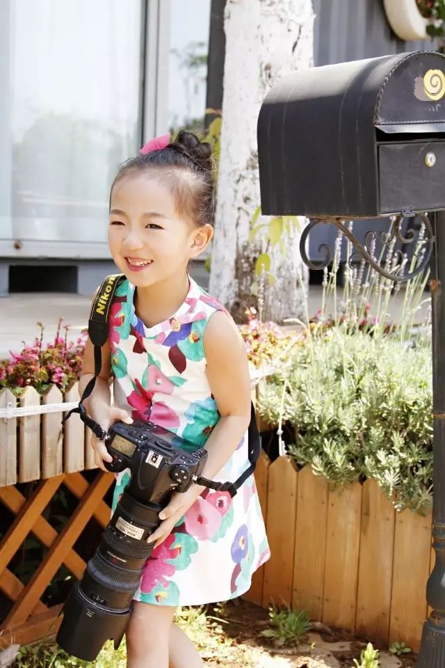 云南5岁傈僳族小姑娘从怒江大峡谷走向巴黎时装周变身小西施