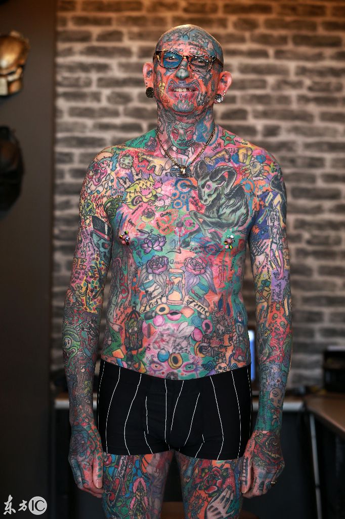 全世界最痴迷于纹身的男人,身上所有地方都纹满了骷髅