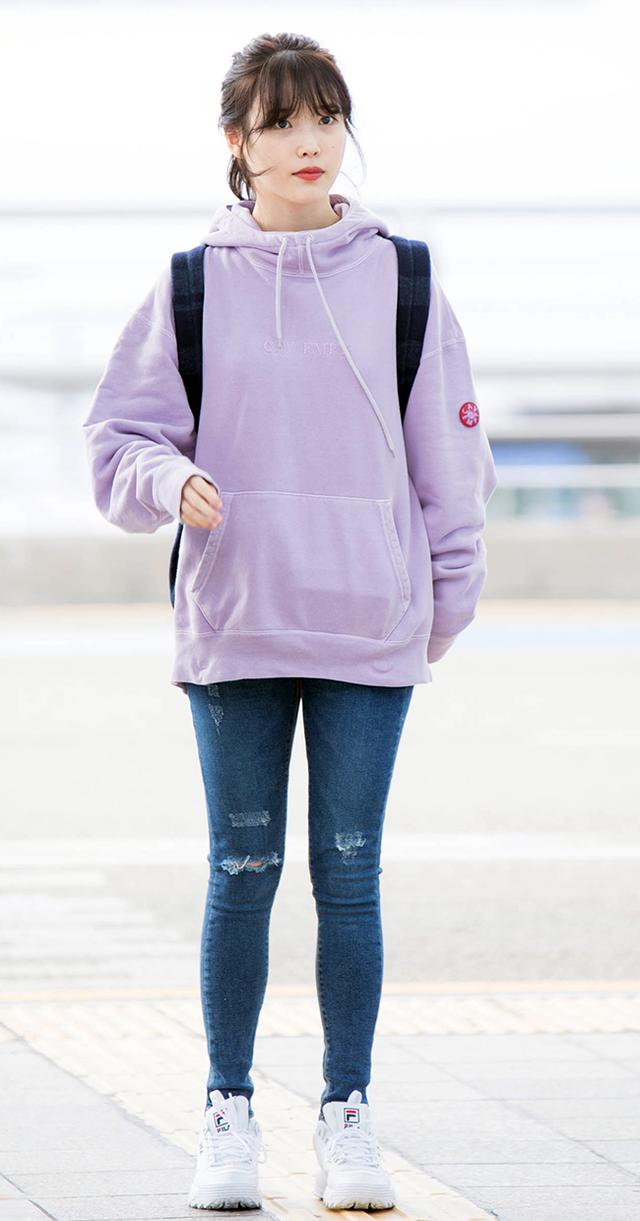 李知恩iu:机场私服卫衣来自cav empt,鞋子:fila,双肩包:a.p.c