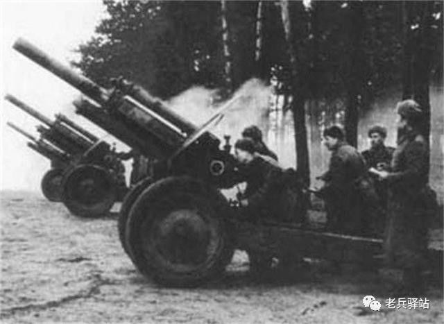 正在使用m1938式122毫米榴弹炮进行火力支援的苏联炮兵