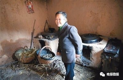 上雷村67岁的老人罗忠信和妻子贾凤敏之前住在老房子里,贾凤敏老人