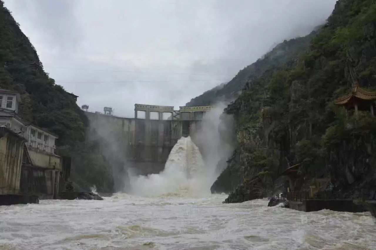 石门水库泄洪,气势磅礴