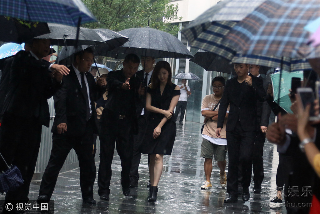 江疏影雨中获众保镖举伞 抱臂诠释美丽 冻 人_