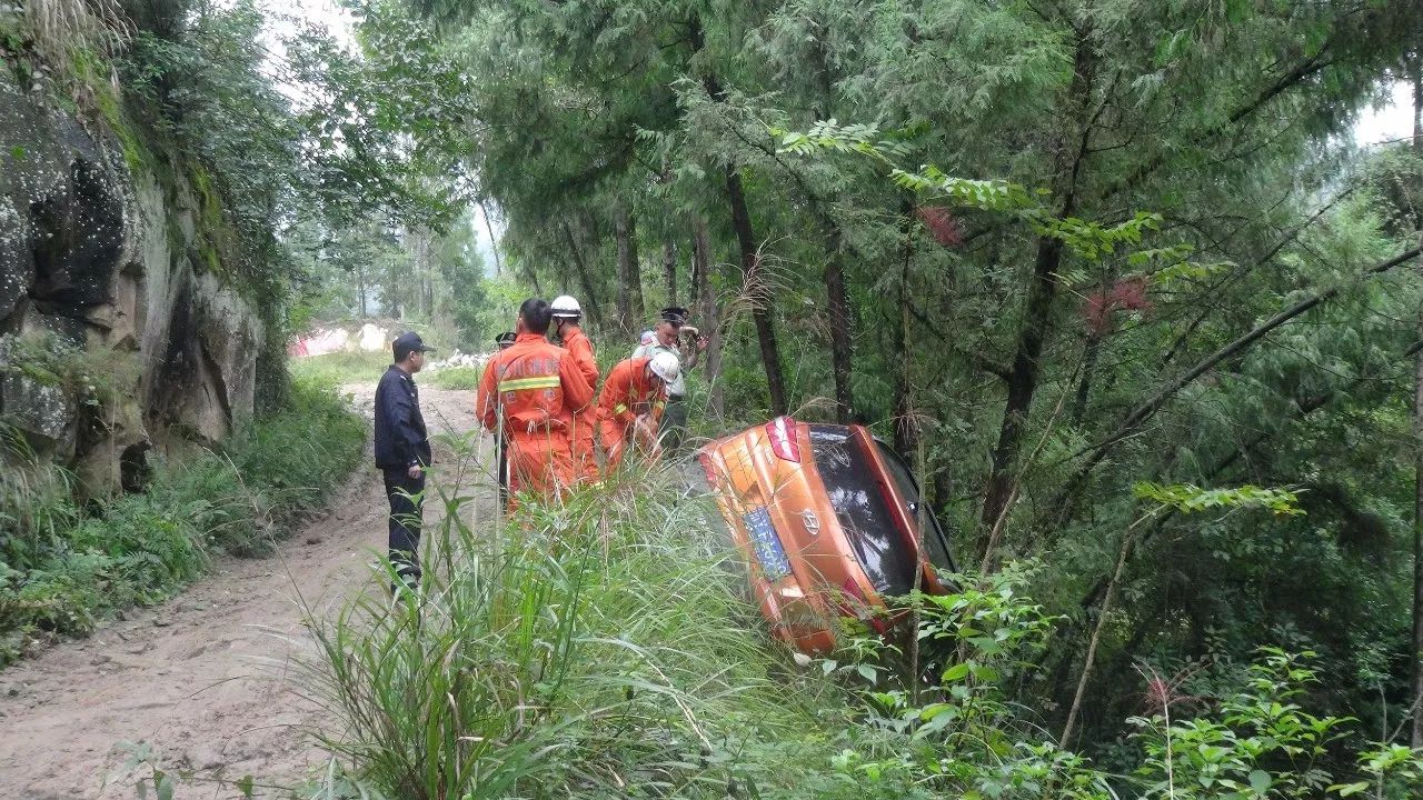 10月9日11时18分,巴中市恩阳区小观村岔路口发生一起车祸,3人被困车内