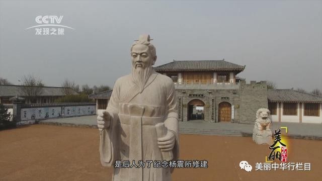 杨震自幼通晓经籍,博览群书,诸儒称其为"关西孔子".