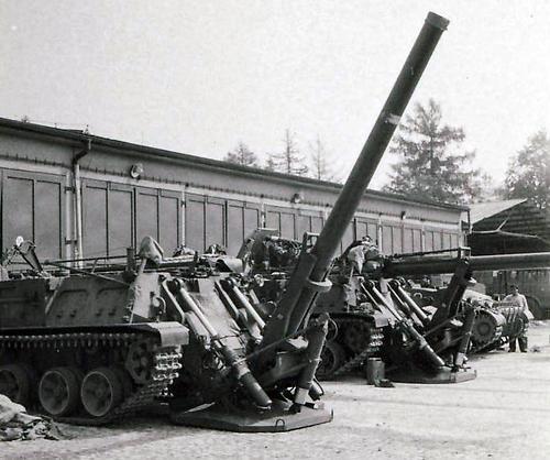 在车臣战争中,"郁金香"240mm口径2s4自行迫击炮炮弹直接从屋顶射入