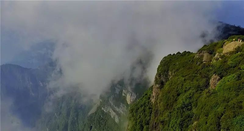 峨眉山山巅上消失的寺庙