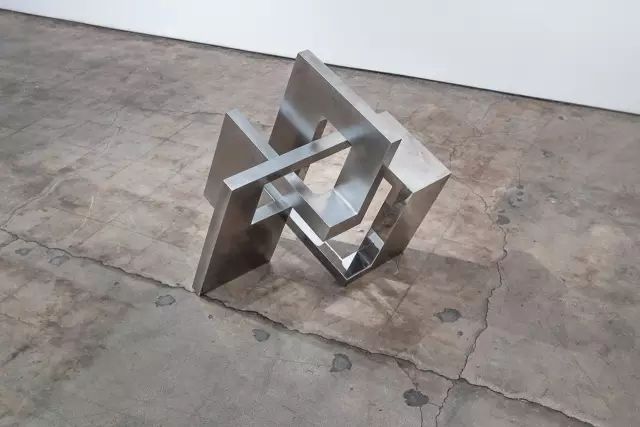 berned借鉴现代主义建筑的几何词汇,在墨西哥开始用金属制作抽象雕塑