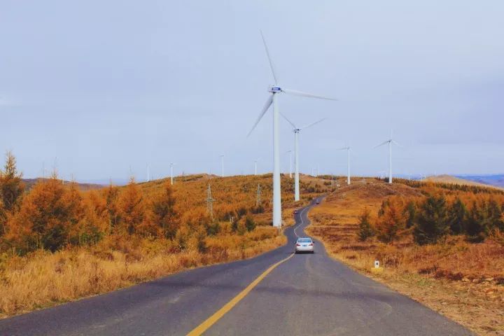 吴俊明 摄 2017年10月7日,河北张家口.秋色里的道路,一眼望不到尽头.