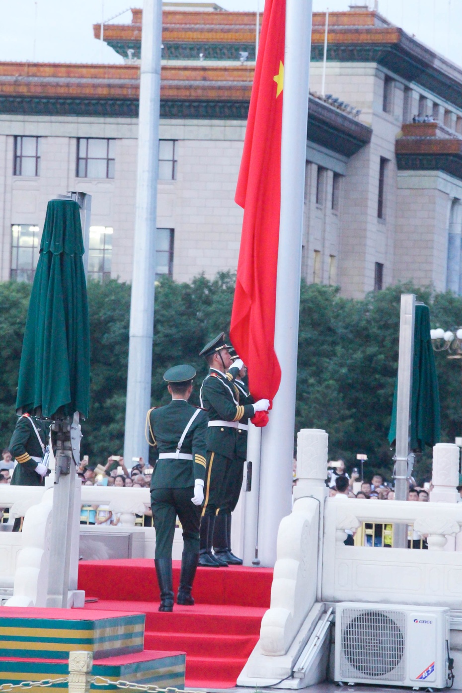 乐暑期游北京第4天天安门看降国旗下