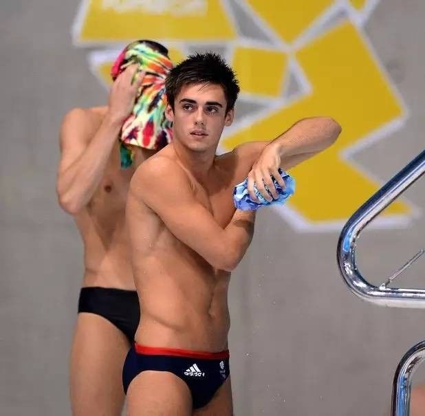体育 正文  小独温馨提示:少舔屏,多学习 看到男子跳水运动员 游泳