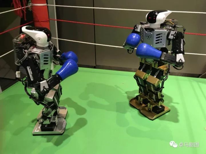 机器人拳击赛 在指定的擂台上,双方各有一个机器人,模拟中国传统格斗