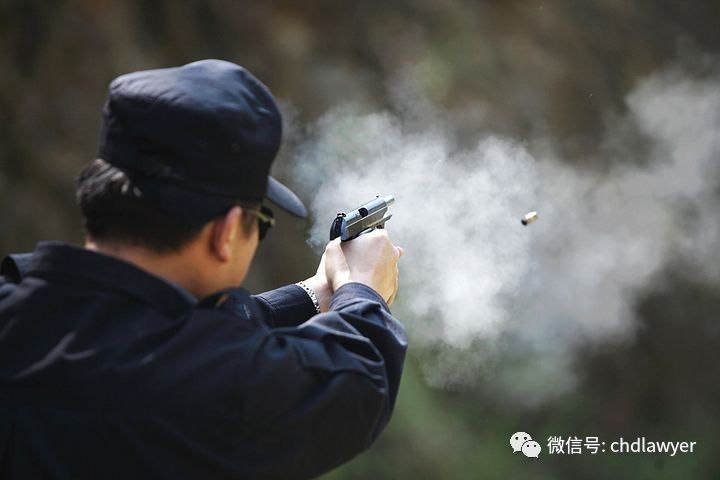 美国警察的枪和中国警察的枪