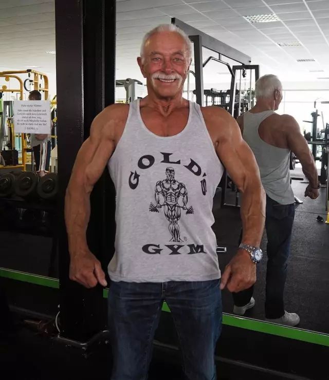 73岁老大爷和27岁“小情人”玩健身，这是男人都梦想的画面！