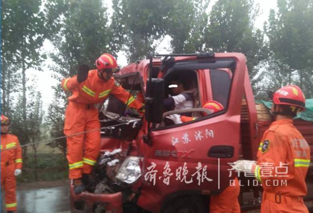 突发现场!聊城雨中两货车追尾,车头变形,驾驶员被困