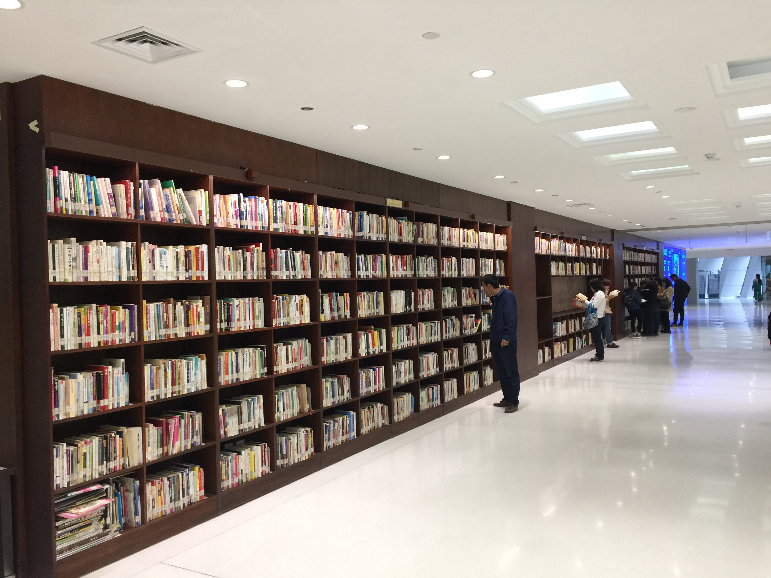 探馆开放的全新太原市图书馆